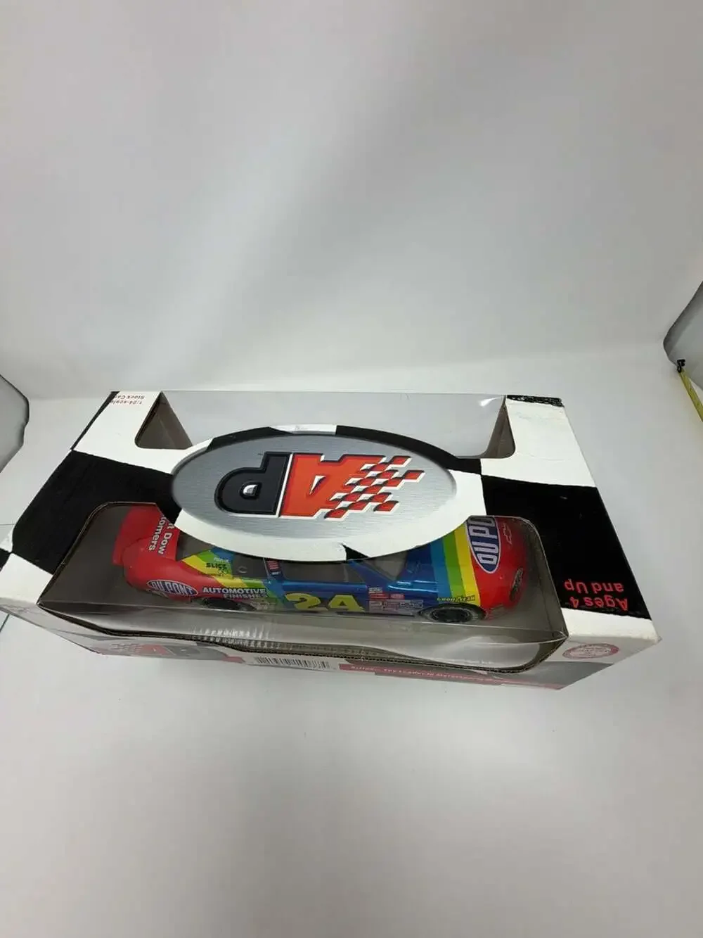 Action Performance 1999 Jeff Gordon #24 DuPont NASCAR 1:24 Scale Diecast Stock C